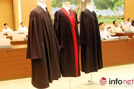 Thẩm phán mặc áo choàng khi xử: Trang nghiêm hơn!