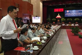 Một miếng ăn phải xin...hai giấy phép mới xong