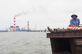 Nhà máy khổng lồ xả khói đen… đạt chuẩn