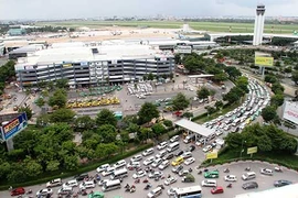 Cửa ngõ sân bay Tân Sơn Nhất kẹt cứng từ trong ra ngoài
