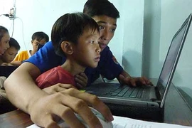 Lính biên phòng dạy lễ nghĩa cho trẻ nhập cư 