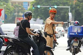 Có nên tăng quyền sử dụng súng cho CSGT?