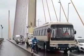 Chủ tịch nước gửi thư khen cán bộ che gió cho dân qua cầu
