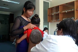 ‘Cô bé lưng rùa’ sắp được mổ