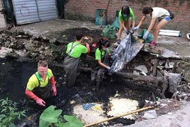 ‘Ông Tây móc cống’ vì tình yêu Hà Nội