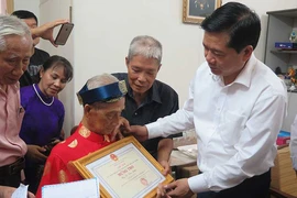 Bí thư Đinh La Thăng chúc thọ người cao tuổi