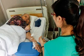 Bác sĩ kiêm nhân viên massage, nhà tâm lý