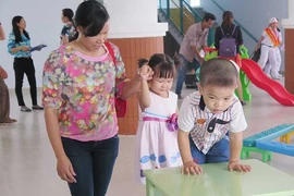 Mỏi mắt chờ hướng dẫn gửi trẻ ngoài giờ 