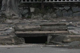 Khu vực cháu bé bị nước cuốn, nhiều cống vẫn há miệng