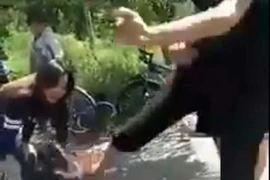 Bọn trẻ đánh nhau tàn nhẫn, người lớn chẳng vô can!