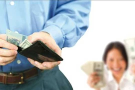 Nắm giữ hết ví của chồng cũng là bạo lực gia đình
