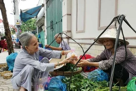 Người cao tuổi đến với bếp ăn tình thương