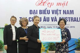 Kiều bào đóng góp cho ngư dân và chiến sĩ 