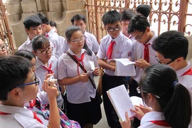 Cô trò lặng người với trò chơi "một người năm ngón tay"