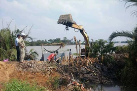 Nước tràn bờ bao sông Sài Gòn, dân không kịp trở tay