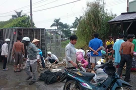 Cứu xe vịt bị lật: Nghĩ về ‘thủ lĩnh’ đám đông 