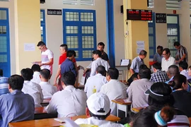 Ai chịu trách nhiệm khi bắt dân đổi bằng lái? 