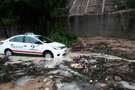 Mưa lũ, lở đá, sập nhà, tê liệt đường tàu
