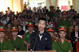 Giết 3 người, ra tòa vẫn bình thản 