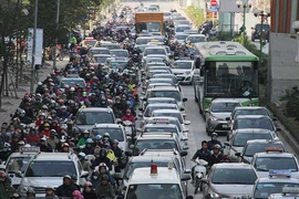 Xe buýt nhanh ‘bò’ giữa ô tô, xe máy