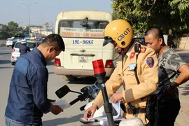 CSGT hóa trang xử xe khách nhồi nhét