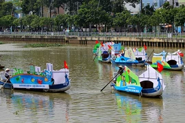 Phải chặn việc ném đá du khách trên kênh Nhiêu Lộc