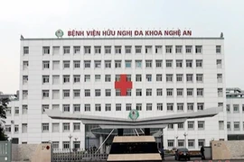 Gắp chiếc kèn đồ chơi trong phế quản bé trai 