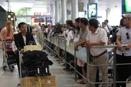 Hạn chế người đưa đón để giảm kẹt sân bay
