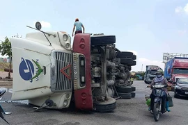 Thiết kế vòng xoay bất cập, xe thi nhau lật