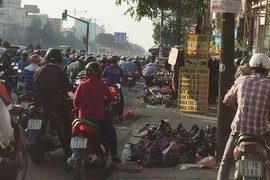 Đổ xuống đường bán hàng, giao thông thêm căng
