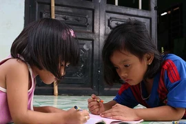 Cái Tết đầu tiên của 2 đứa trẻ bị trao nhầm