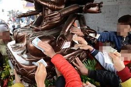 Đặt tiền vào tay thánh thần là hối lộ thô thiển