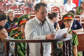Thay vành móng ngựa bằng bục khai báo