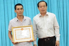 Tuyên dương tài xế lái xe cứu trạm xăng