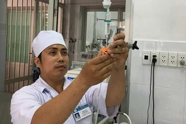 Nam điều dưỡng kể chuyện hài cho bệnh nhân quên đau