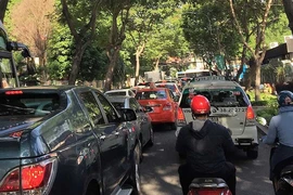 Ô tô dàn ngang, xe máy hết đường!