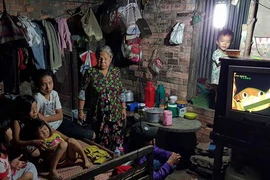 Gia đình 17 người nghèo xơ xác bên dòng kênh đen