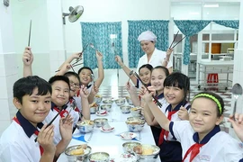 Phụ huynh hài lòng với bữa ăn học đường