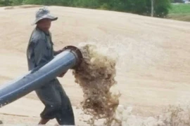 Ồ ạt hút cát cửa sông Ba, lơ tác động môi trường