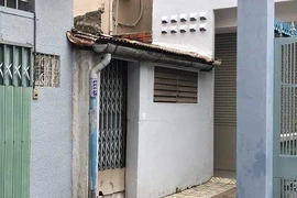 Tá hỏa vì lỡ mua nhà trên cống 