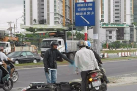 Cú quẹt xe và cái phẩy tay ‘không sao đâu’