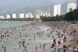 Lấn vịnh Nha Trang để bờ biển rộng hơn (!?)