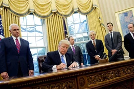 100 ngày đầu: Ông Trump thất bại trên sân nhà