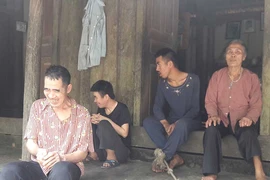 Bà mẹ 80 tuổi nuôi 6 người con điên
