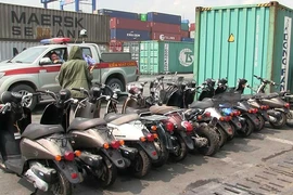 Clip: 2 container hàng lậu bị tạm giữ ở cảng Cát Lái