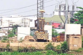 Cầu sắt Bình Lợi mới vướng công trình cáp 