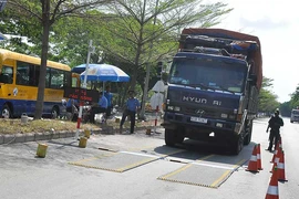 Xe quá tải, người chất hàng cũng bị xử lý