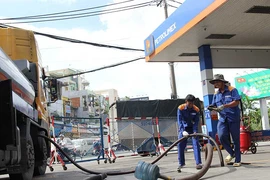 Tăng thuế xăng dầu dân làm sao ‘thoát’?