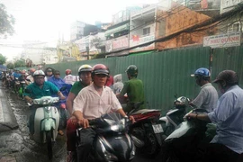 Người dân ngao ngán vì lôcốt chiếm nửa lòng đường
