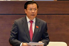 Nhận ‘quà’ xe sang gây bức xúc dư luận
